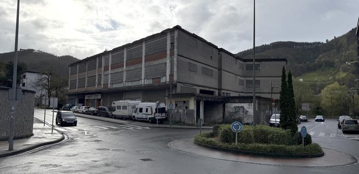 Legarre Berria: eremu komertziala aitortu behar du Amenabarrek etxe berriak egiteko