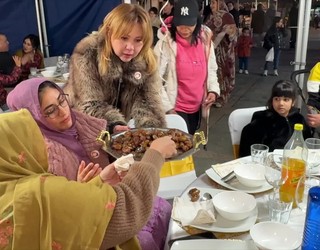 Mahaiak bete egin dira komunitate musulmanari ikusgarritasuna emateko egindako Iftar afarian