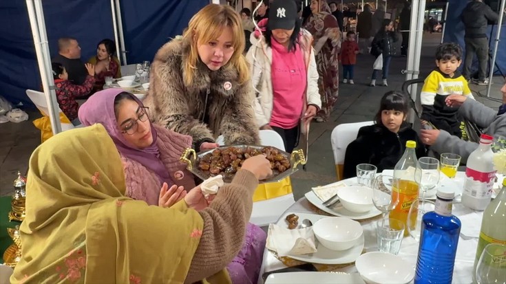 Mahaiak bete egin dira komunitate musulmanari ikusgarritasuna emateko egindako Iftar afarian