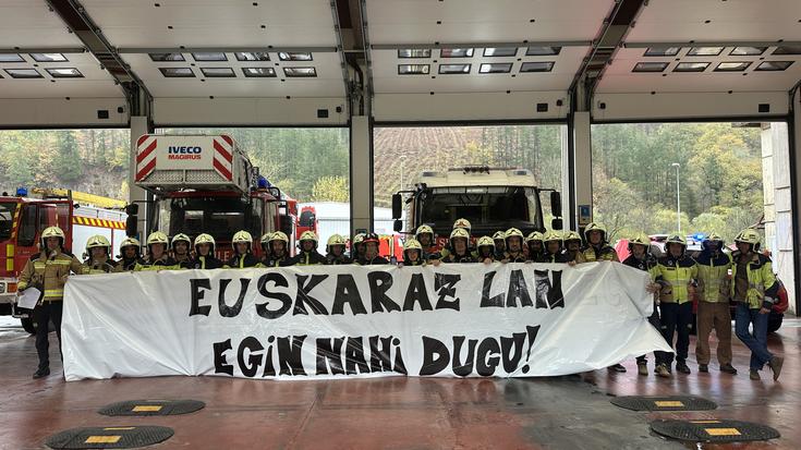 Zubillagako suhiltzaileek euskaraz lan egiten jarraitu gura dutela aldarrikatu dute