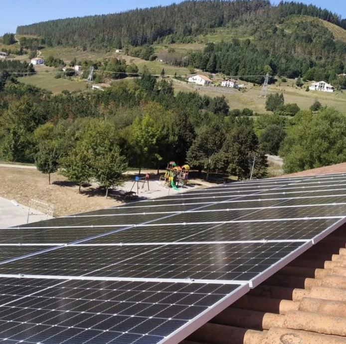Plaka fotovoltaikoak jarriko dituzte kiroldegian herriko eraikin publikoak hornitzeko
