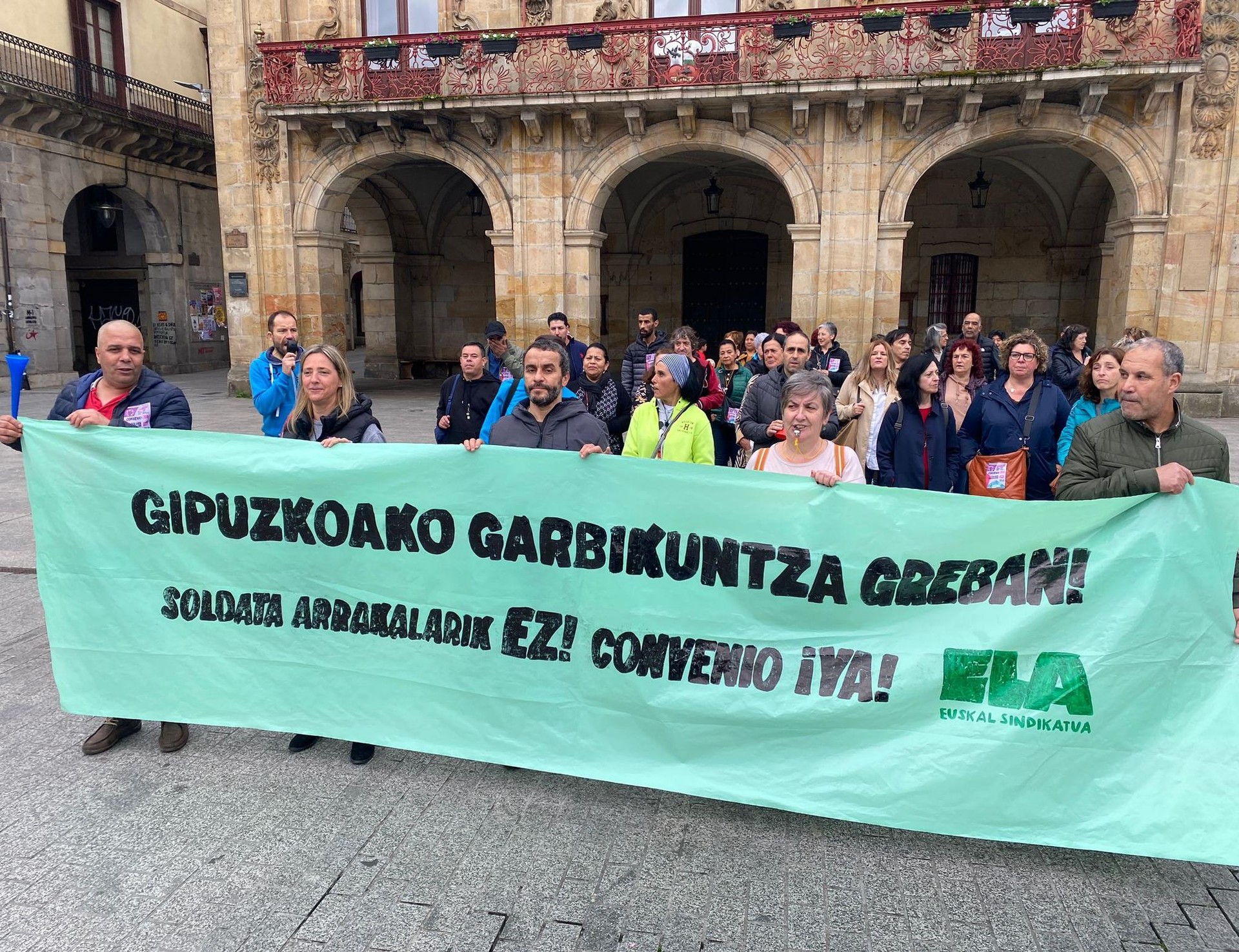 Manifestazioa eginda hitzarmen duina eskatu dute garbikuntzako langileek