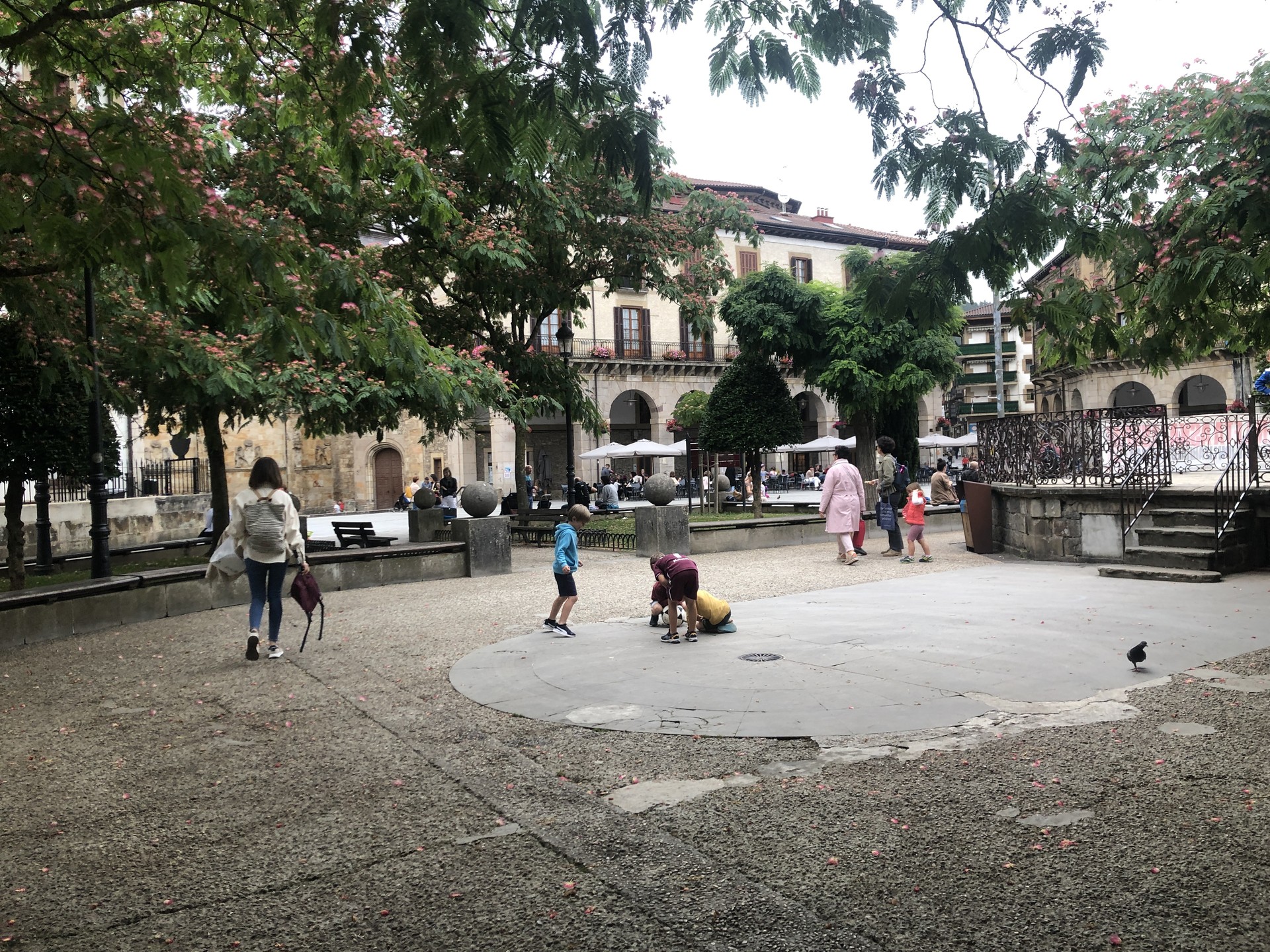 Plazako kiosko inguruko zoladura eta berdeguneak konpotzeak lortu ditu botu gehien
