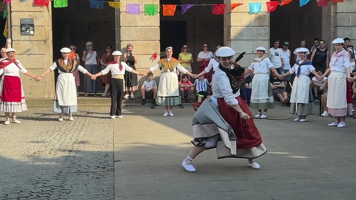 Herritarren txalo artean estreinatu dute zigor-dantza eguneratua