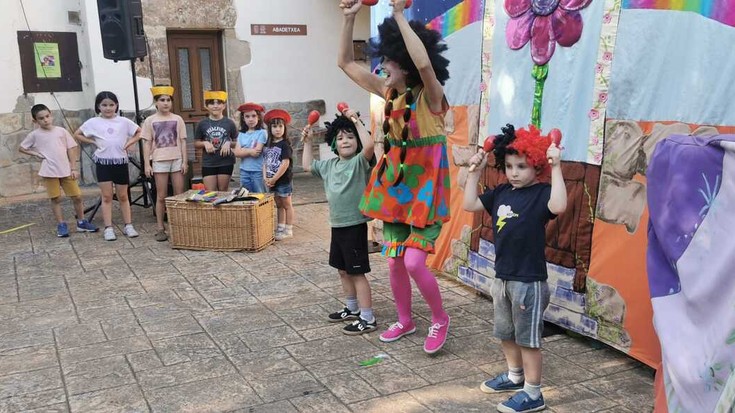 Kiki eta Koko pailazoen emanaldiak abiatu du kaleko kultur emanaldien sasoia