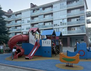 Iralabarri plazako eta Kurtzebarri eskolako haur parkeek material naturalez egindako zoruak izango dituzte