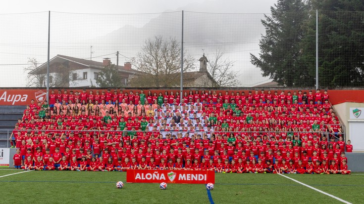 Aloña Mendiko futbol sailak 2025-2026ko taldeak aurkeztu ditu