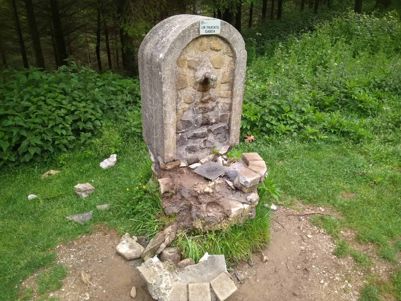Trekutzeko iturria apurtu egin dute