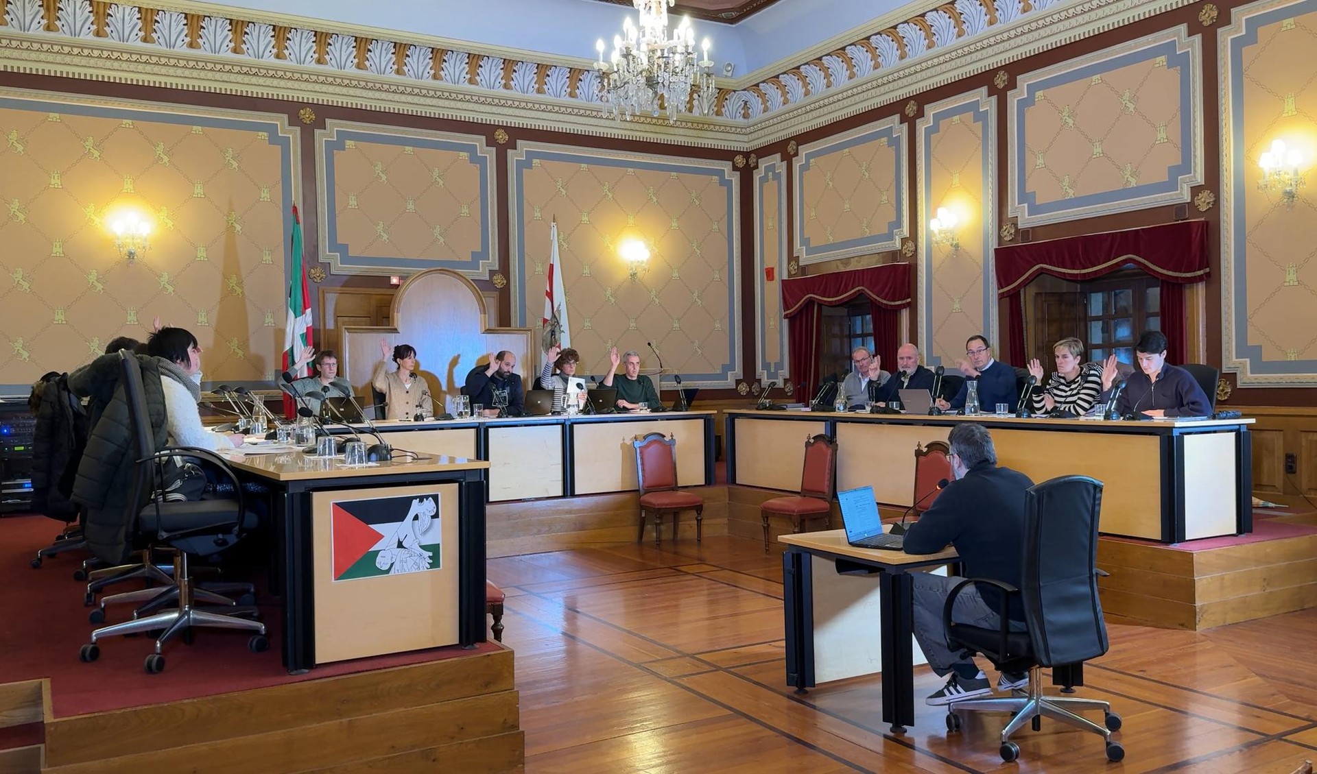Barrenkaleko lokal bat erostea eta landareen herbario bilduma dohaintzan jasotzea aho batez onartu ditu Bergarako udalbatzak