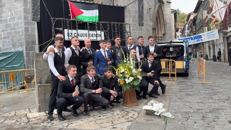 Albisteak: Maritxu Kajoi Eguna da gaur eta bost hamarkada bete ditu; Plaza Bizi ekimenaren barruan, mural margotzea egin dute Santa Barbarako etxolan, eta Goienaren Udako Argazkien Lehiaketak baditu irabazleak