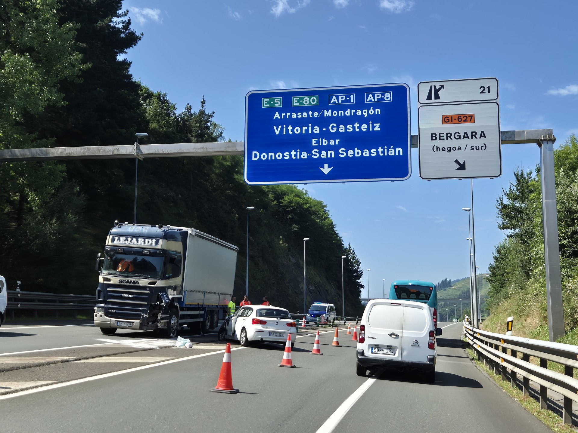 Auto baten eta kamioi baten arteko istripua izan da Antzuolatik Bergarara bidean