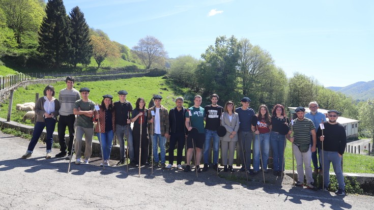 Hamabi ikaslek jaso dute artzain-makila Gomiztegiko ikasturte amaierako ekitaldian