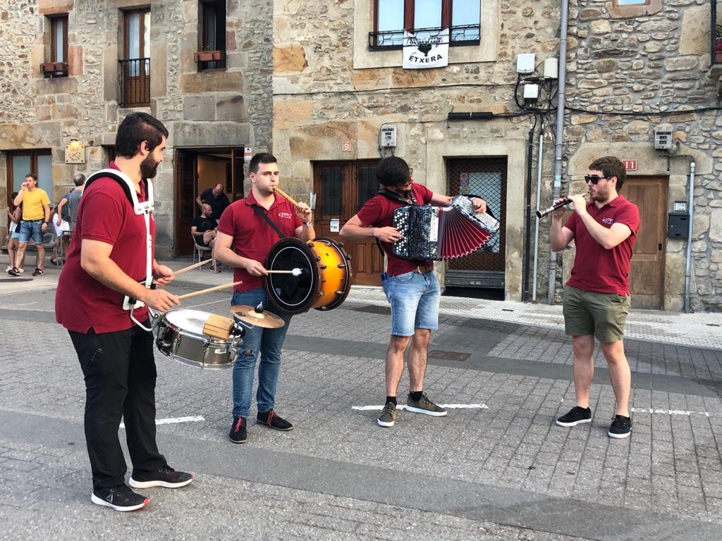 Giro onean ospatu dituzte Kalebarrengo jaiak, asteburuan