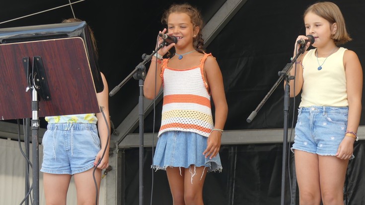 Karaokea plazan Kiliklon taldearekin