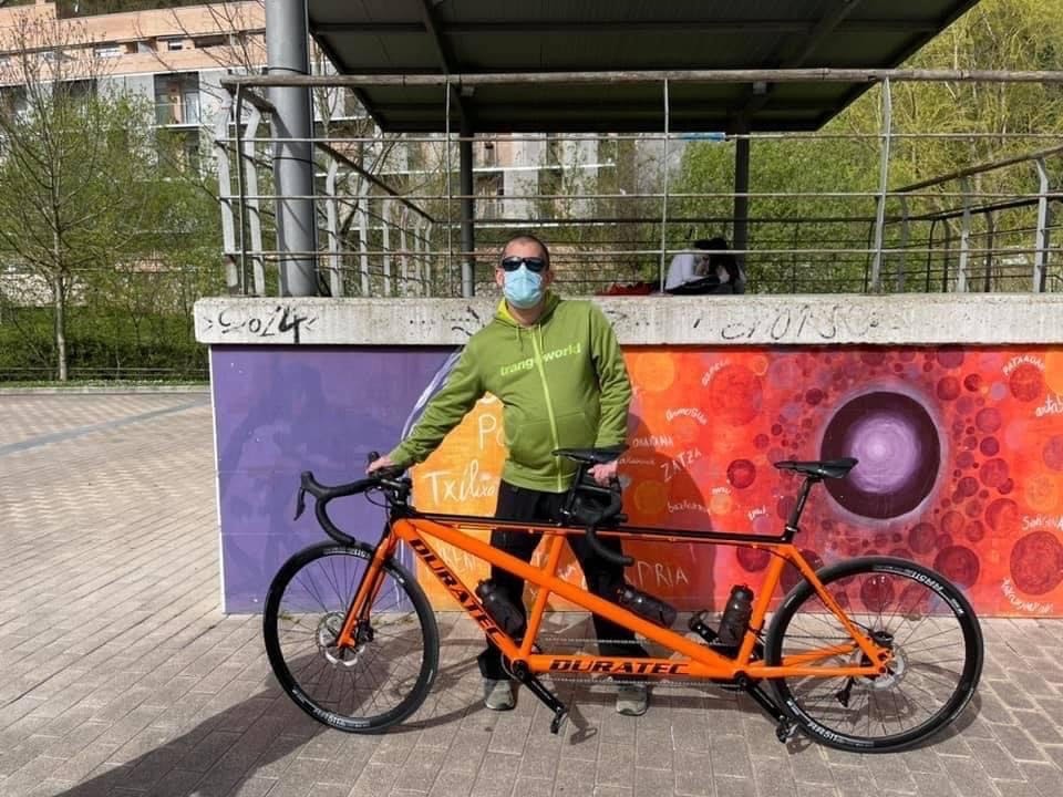 Tandema gidatzeko kide bila dabil Julen Exposito Morales