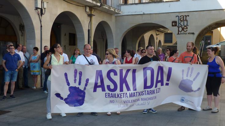 "Aski da" esan dute aretxabaletarrek erailketa matxisten aurrean