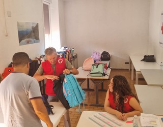 Debagoieneko Gurutze Gorriak zaurgarritasun egoeran dauden 187 ikasleri eman die eskola-materiala