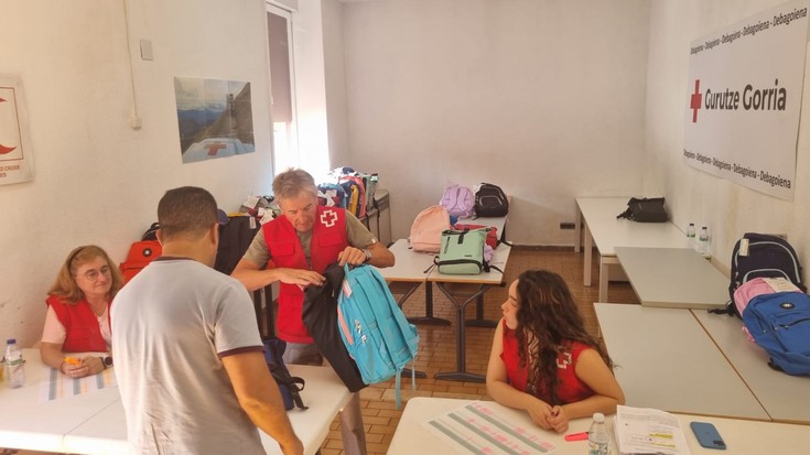Debagoieneko Gurutze Gorriak zaurgarritasun egoeran dauden 187 ikasleri eman die eskola-materiala