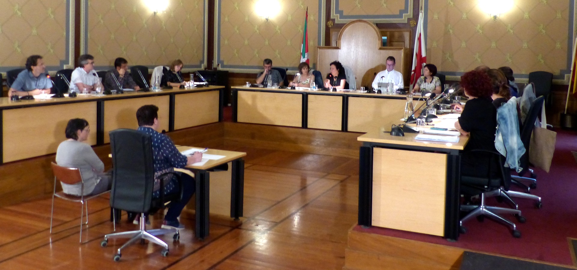 Prozedurak eragindako eztabaida gobernuaren eta oposizioaren artean 