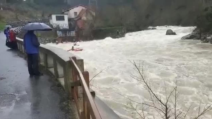 Beti Bustiko piraguistak Deba ibaian gozatzen