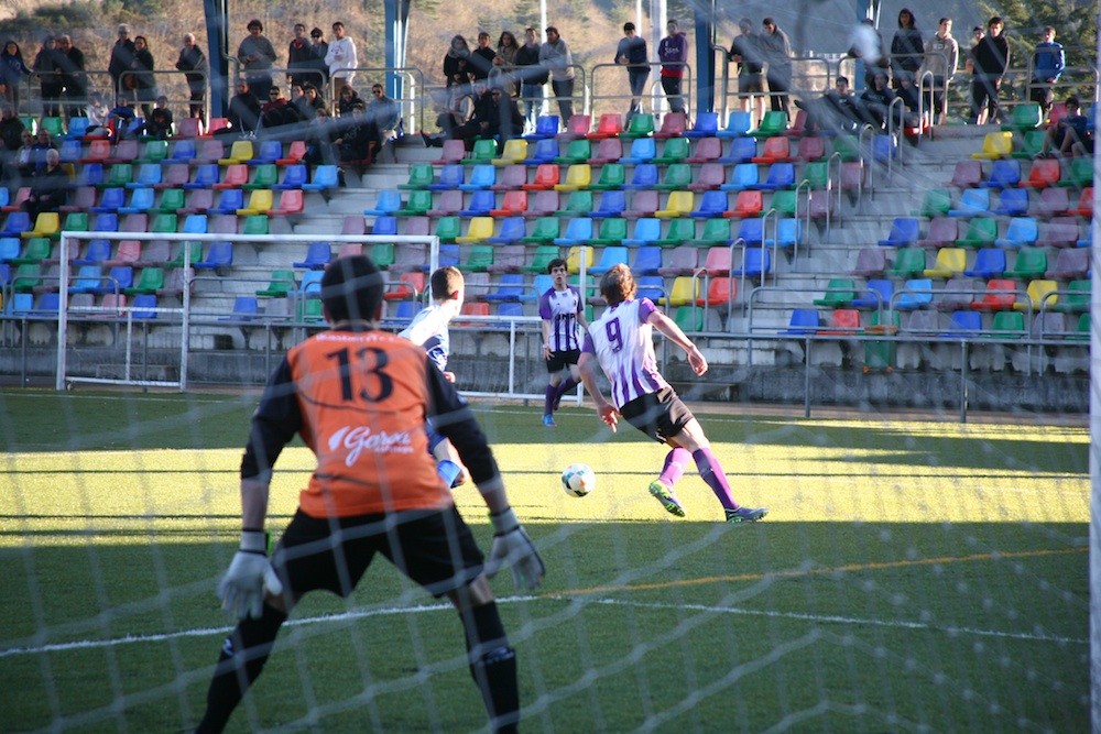 FUTBOLA: Domekan irabazita (3-1), goiko postuetara begira dago Mondra