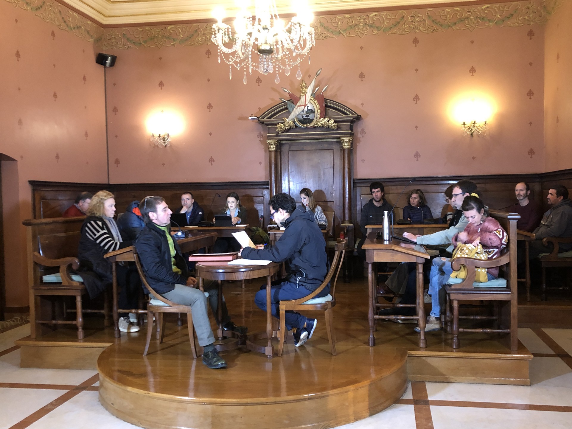 Emakumeek espazio publikoa askatasunez erabiltzeko eskubidea aldarrikatu du Oñatiko udalbatzak, aho batez onartutako adierazpenarekin