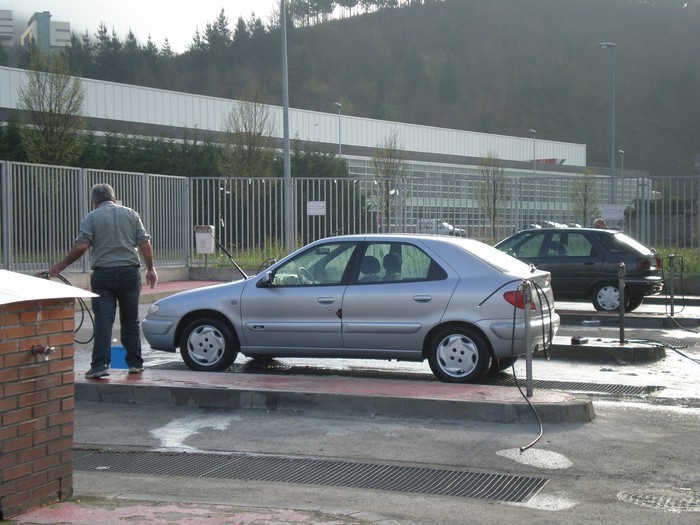 Autoak garbitzeko guneko ur-kontsumoa kontrolatzeko ahalegina