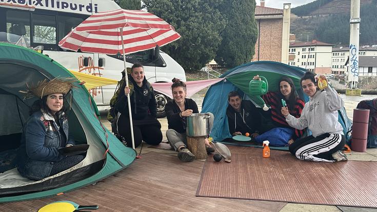 Udaleku itxiak aurkeztu ditu Txatxilipurdik