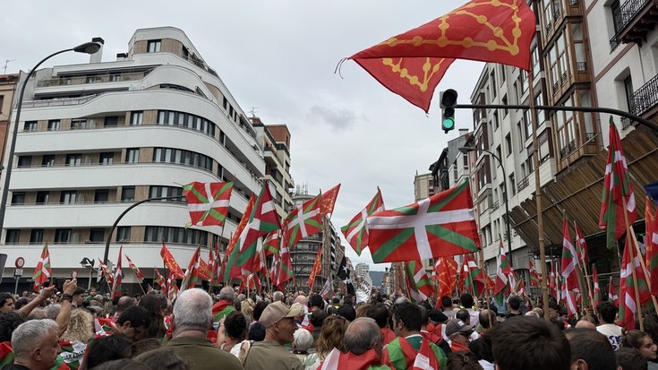 Erabakitzeko eskubidearen aldeko ikurrinez bete da Bilbo