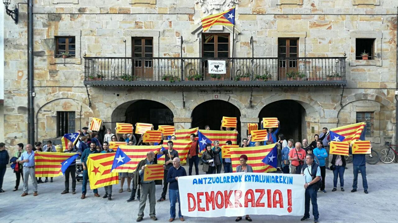 Antzuolan elkarretaratzea egin dute Kataluniari babesa adierazteko