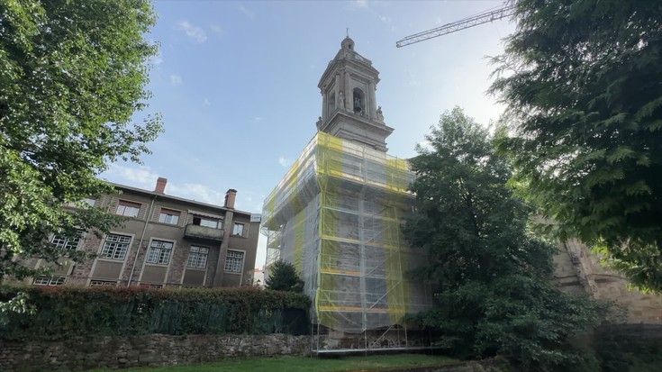 San Migel parrokiaren teilatua konpontzen dihardute