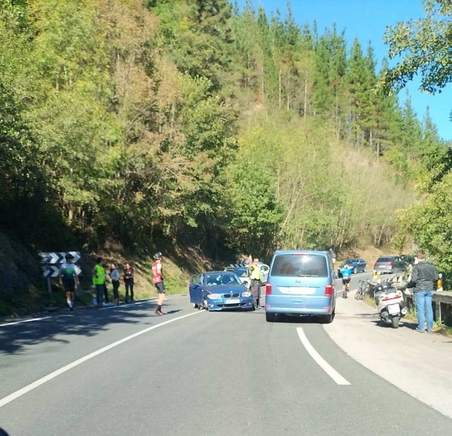 Auto-ilarak eragin ditu Oñatiko errepidean izandako istripu batek