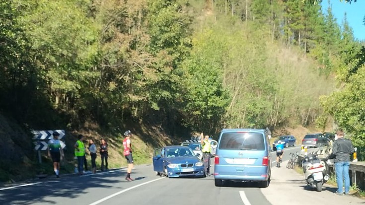 Auto-ilarak eragin ditu Oñatiko errepidean izandako istripu batek