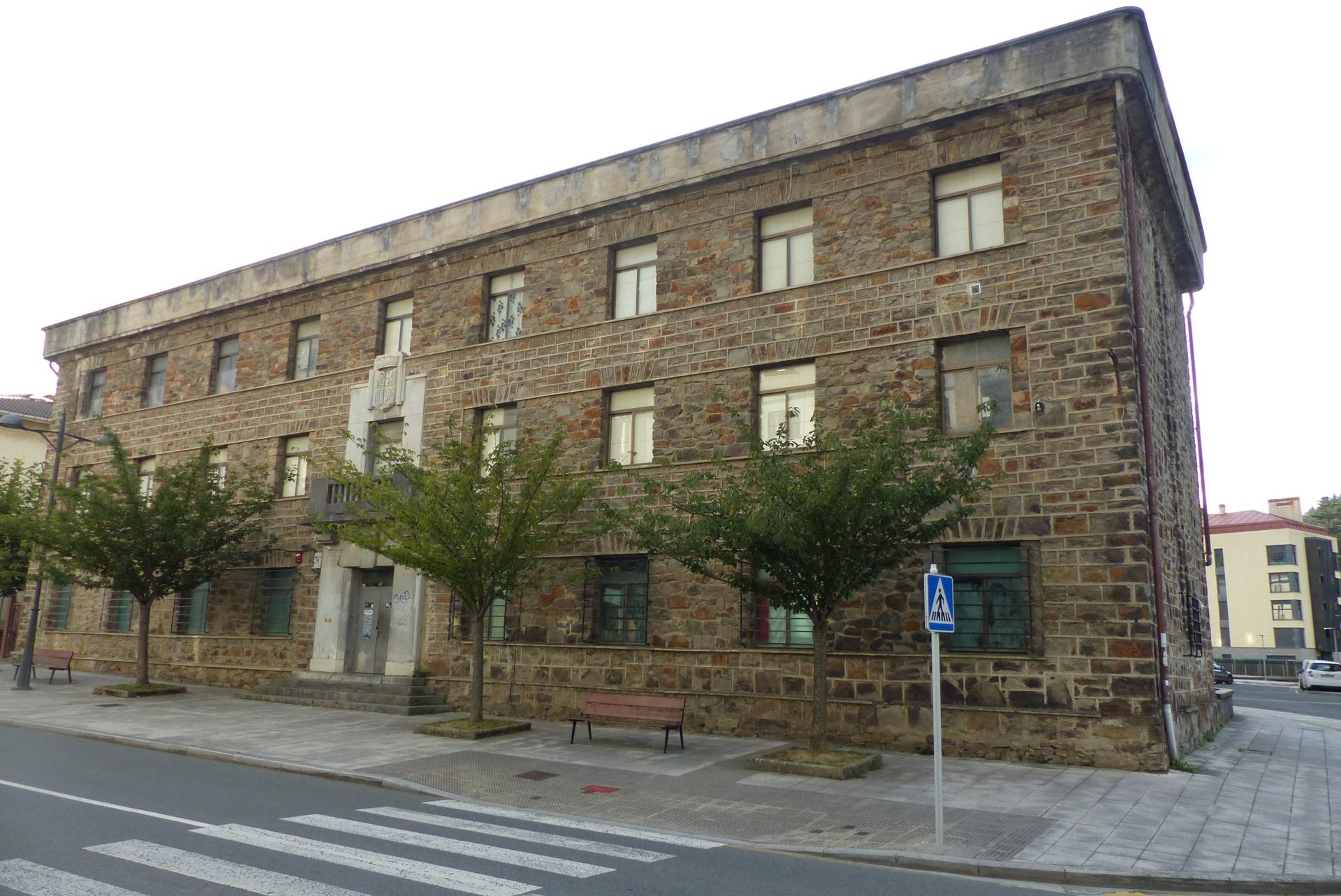 Kuartel Eguneko bazkarirako txartelak salgai daude