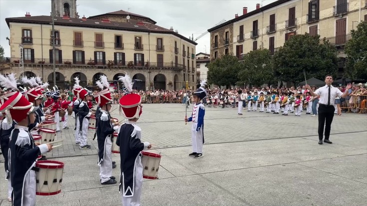 Umeen danborrada bukatu arte itxaron du euriak Oñatin