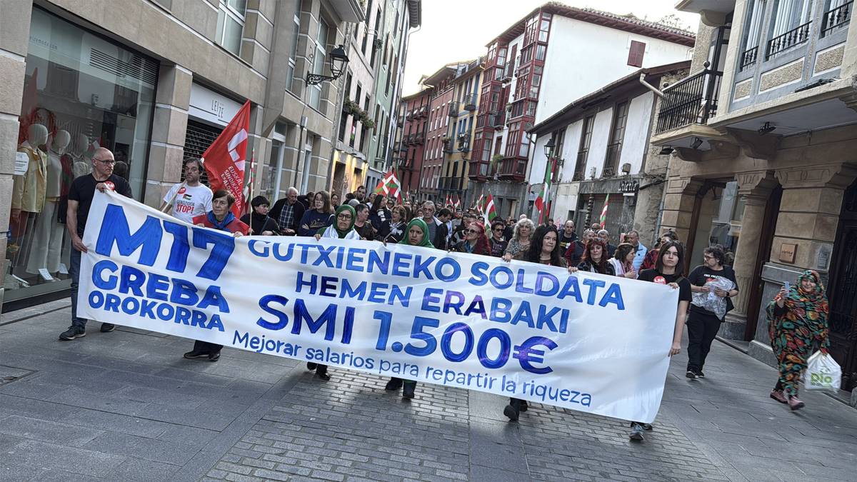 Ehunka herritar irten dira kalera gutxieneko soldata propioa 1.500 eurokoa izan dadin aldarrikatzera