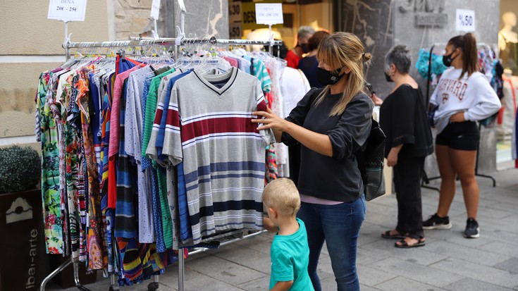 Arropa saltzaileek atera dituzte euren produktuak kalera, Merkemerkauaren baitan