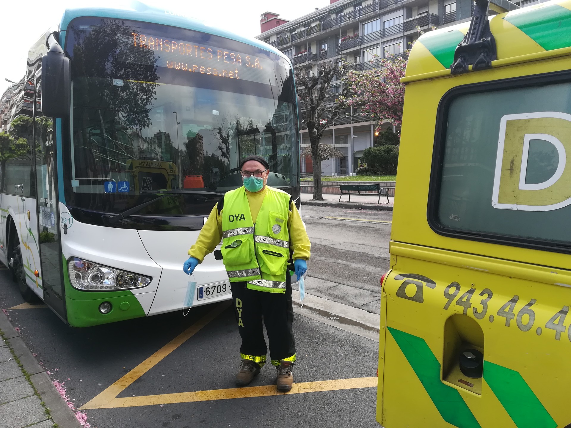 Maskarak banatu dituzte Arrasateko Garibai autobus geltokian