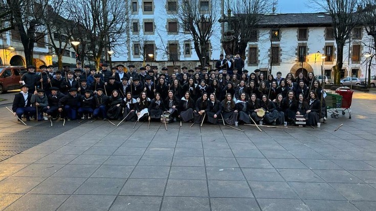 Herrigunean ibili dira santaeskean kintoak, eta auzoetan ibiliko dira zapatuan