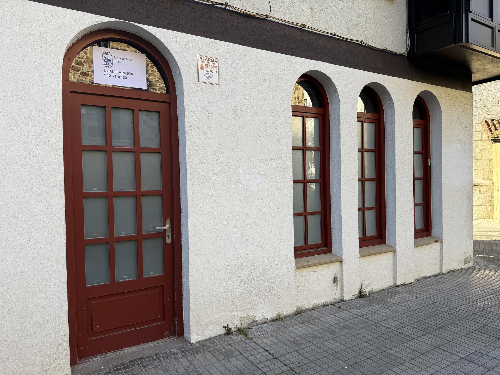 Aretxabaletako udaltzainak udaletxetik Errekabarren kalera lekualdatu dira