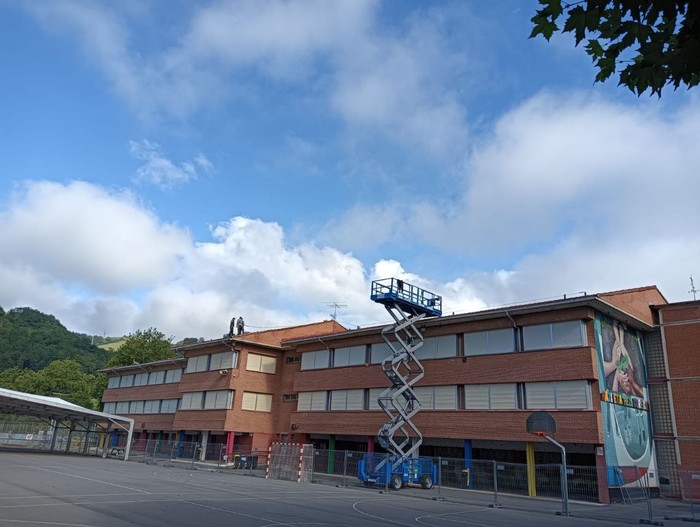 Eguzki-plakak instalatzen hasi dira San Martin Agirre ikastetxeko teilatuan