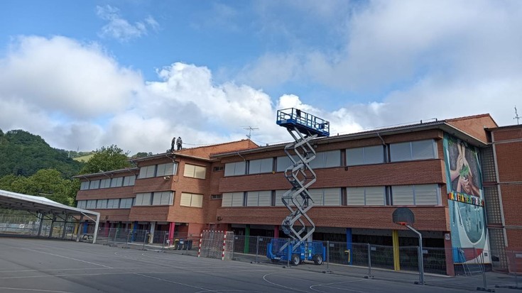 Eguzki-plakak instalatzen hasi dira San Martin Agirre ikastetxeko teilatuan