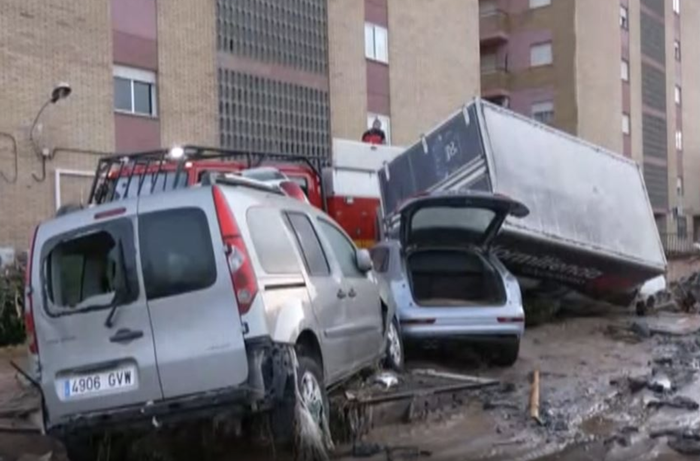 Furgoneta bat bete laguntza eramango dute eguenean Arrasatetik Valentziara