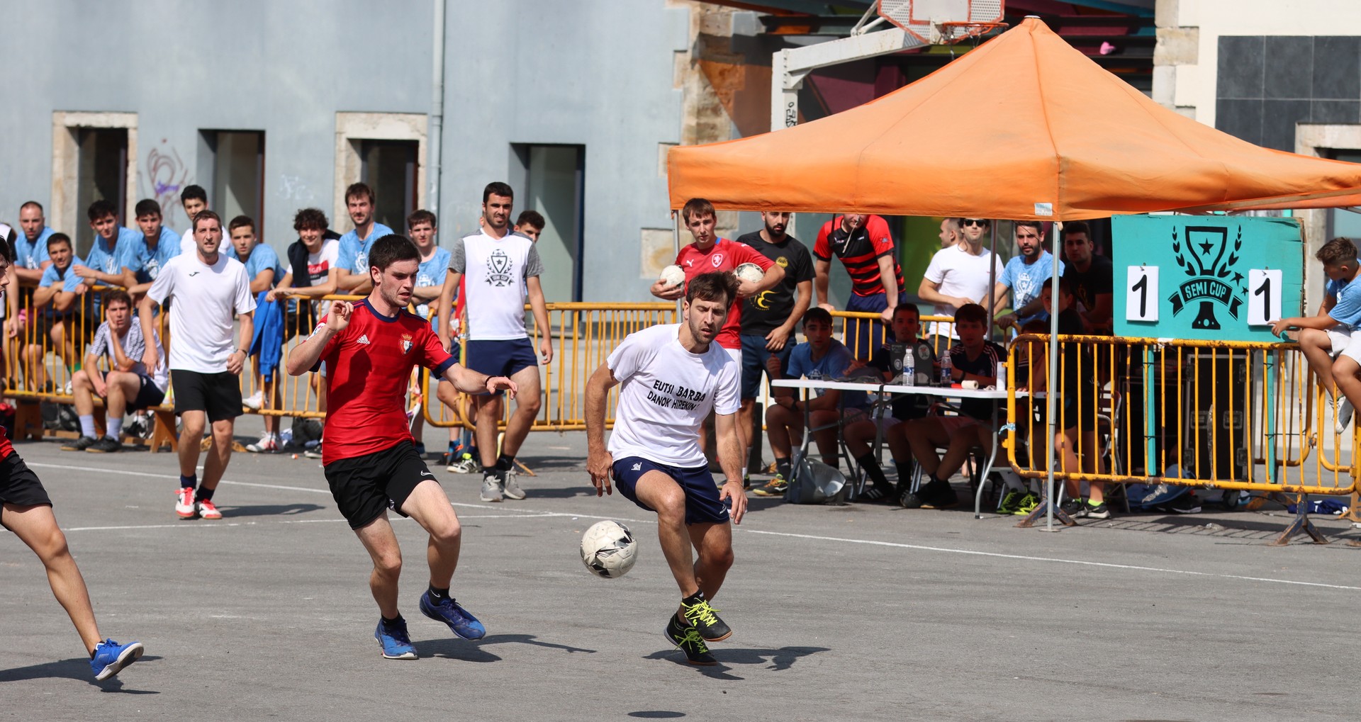 Semicup bihar Bergaran, patioko futbolaren xarma darion txapelketa