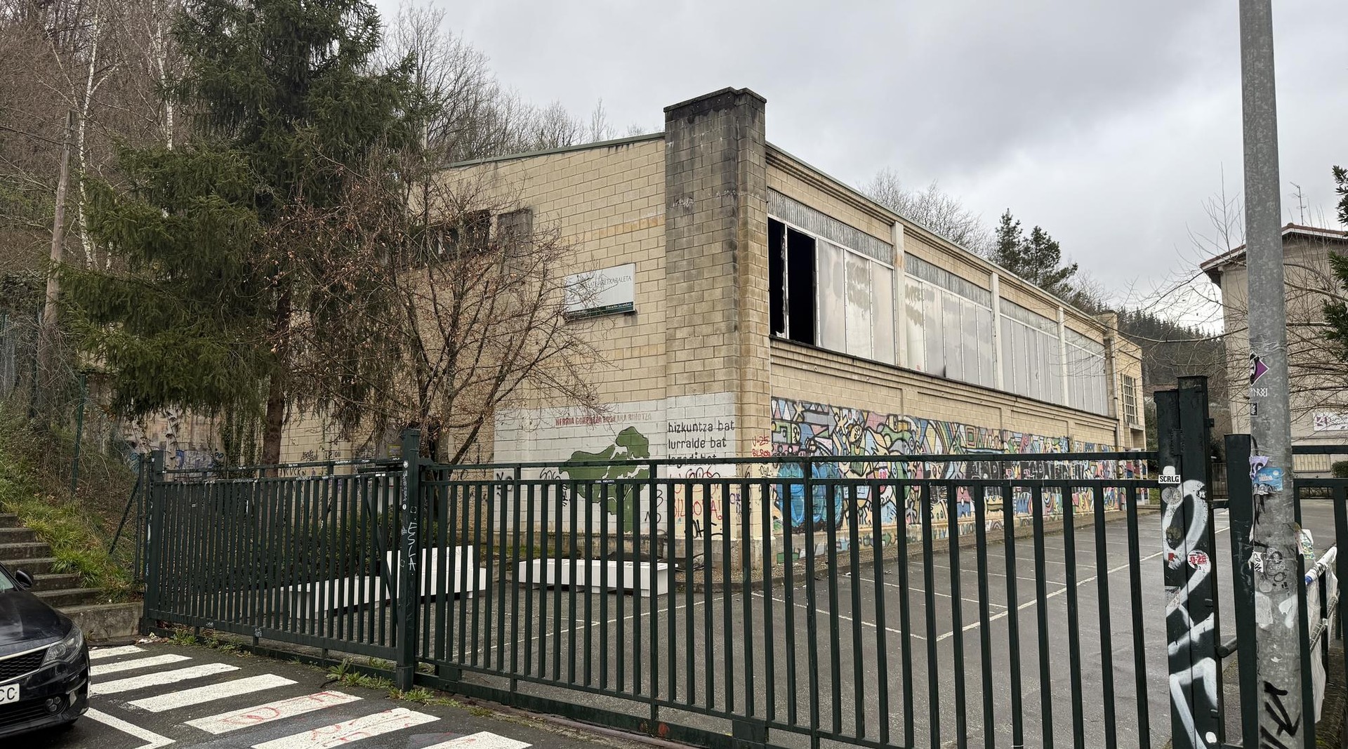 Sutea Arrasate institutuko gimnasioan, zauriturik gabe baina kalte materialekin