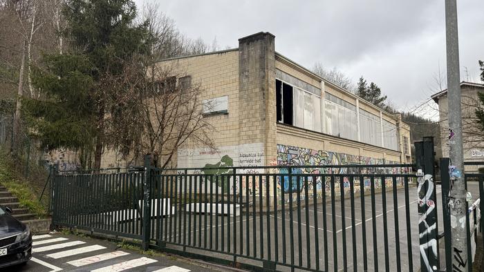 Sutea Arrasate institutuko gimnasioan, zauriturik gabe baina kalte materialekin