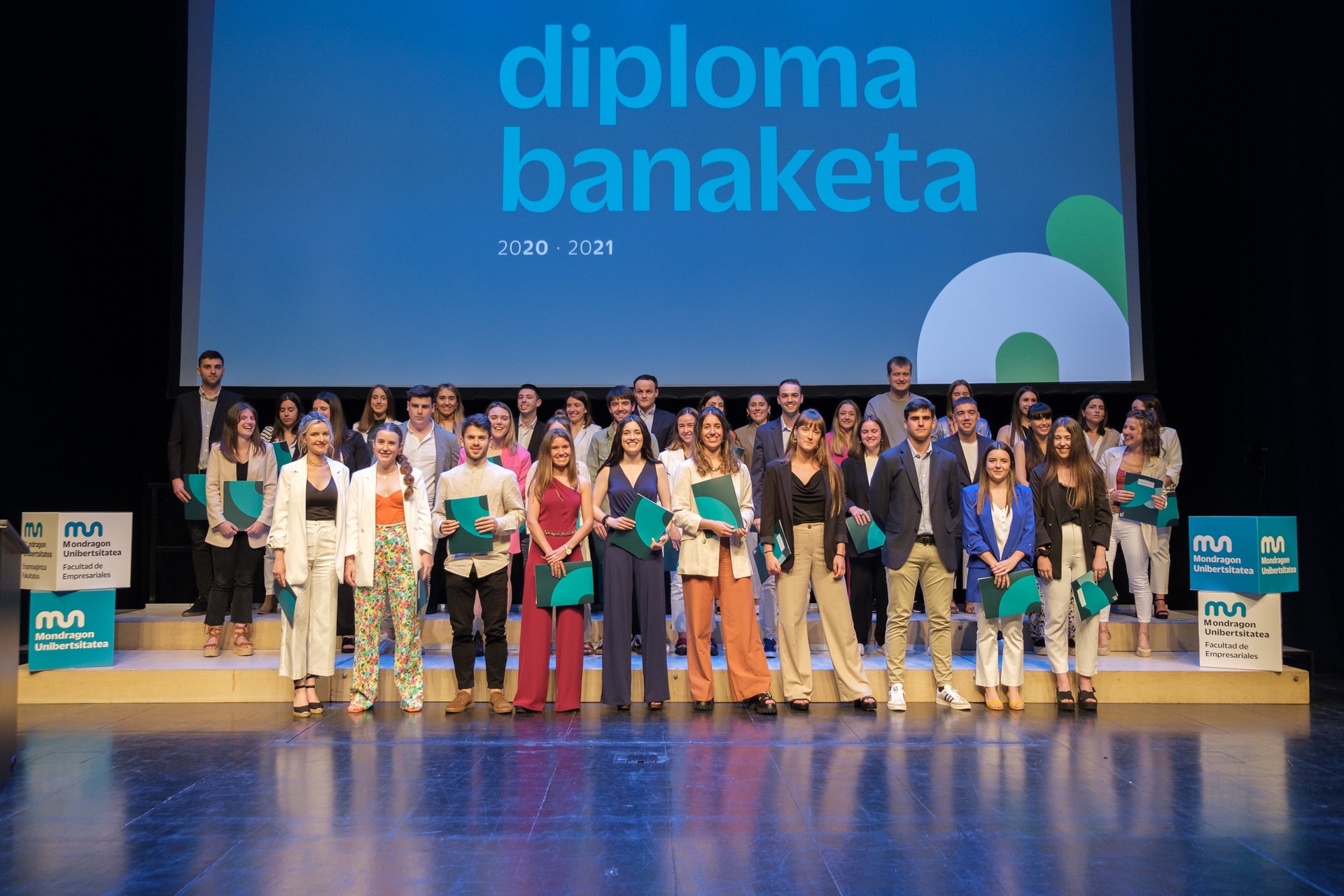 Mondragon Unibertsitateko Enpresagintza Fakultateko ikasleek diplomak jaso dituzte