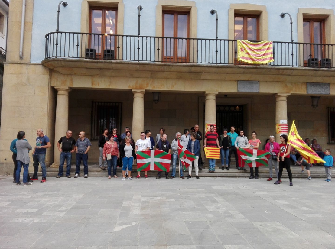 Jordi Cuixarten eta Jordi Sanchezen espetxeratzeak salatzeko elkarretaratzea Elgetan