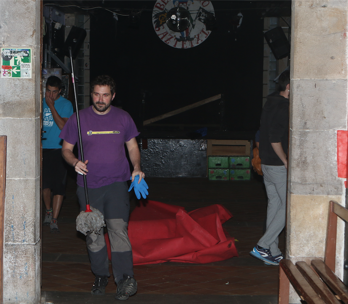 Auzolana, herriko gaztetxea txukuntzeko modurik onena