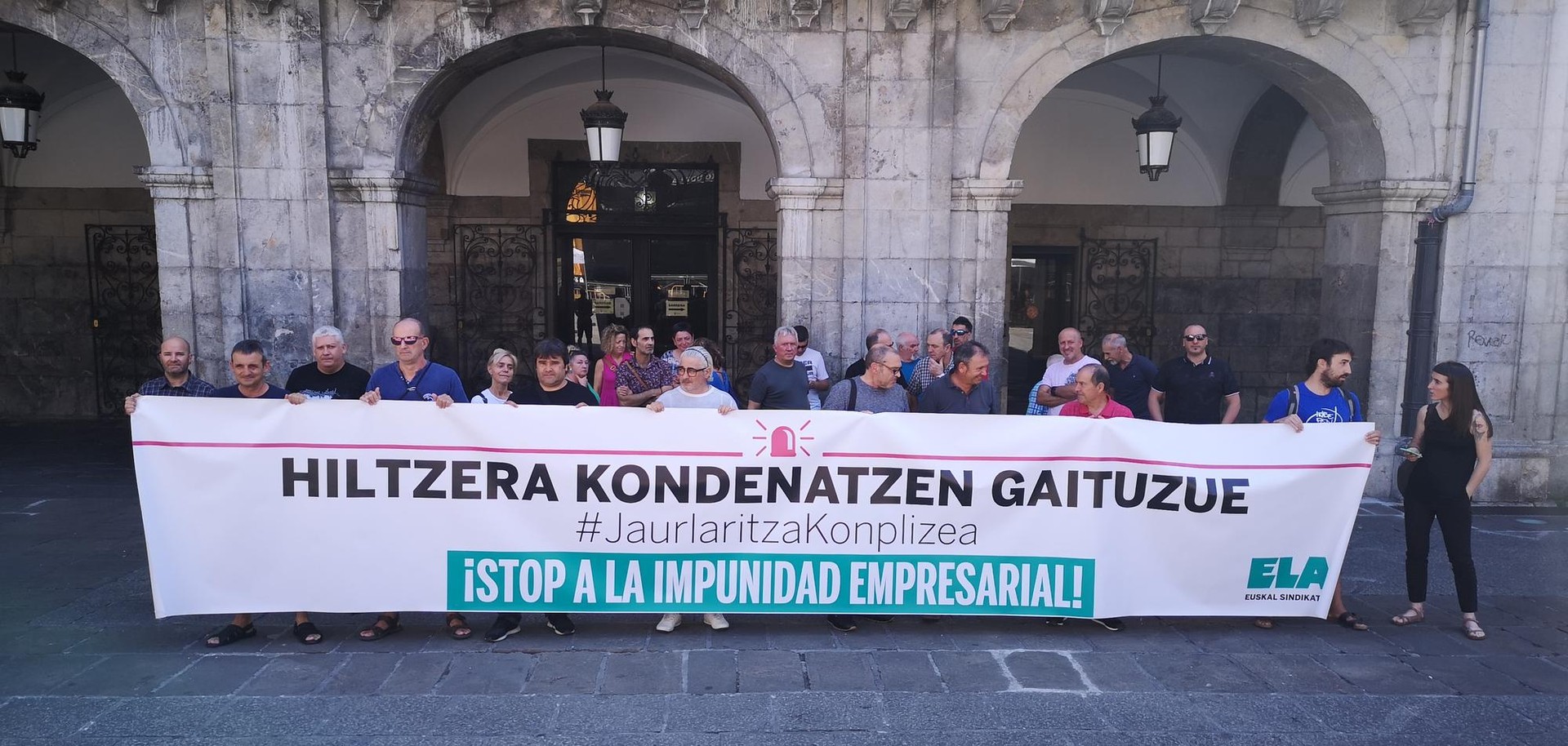 Elkarretaratzea egin dute, 'Hiltzera kondenatzen gaituzue' lelopean